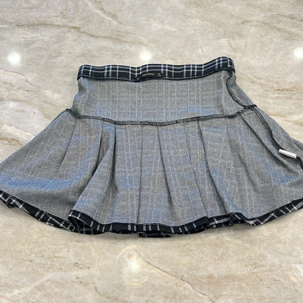 HESPERUS | Schoolgirl Pleated Tartan Mini‎ Skirt | Black & White Plaid | Small